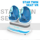 Δύο μπλε μηχανών παιχνιδιών εικονικής πραγματικότητας κινηματογράφων 9D εδρών κινήσεων καθισμάτων με το άσπρο χρώμα