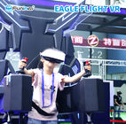 Συγκινημένος στεμένος επάνω τους γύρους προσομοίωσης εικονικής πραγματικότητας VR Flight Simulator