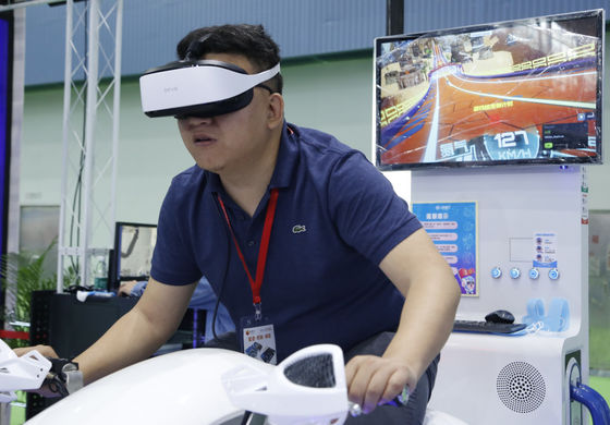 Απλό λευκό μηχανών παιχνιδιών προσομοιωτών αγώνα μηχανών VR FRP για 1 παίκτη