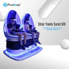 Μπλε άσπρο χρώμα δύο προσομοιωτής εικονικής πραγματικότητας κινηματογράφων καμπινών γύρου καθισμάτων 9D VR για το λούνα παρκ παιδιών